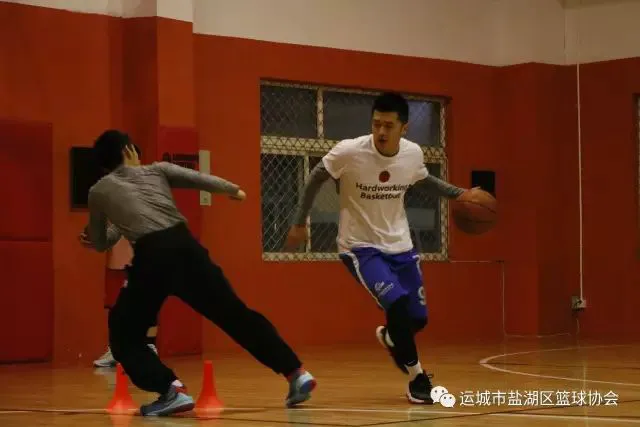 篮球防守训练中如何提高体能和耐力_0